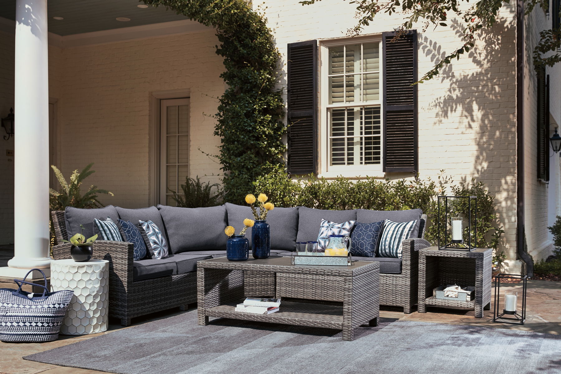 Salem Beach – Dark Gray – 5 Pc. – Sectional Lounge Set