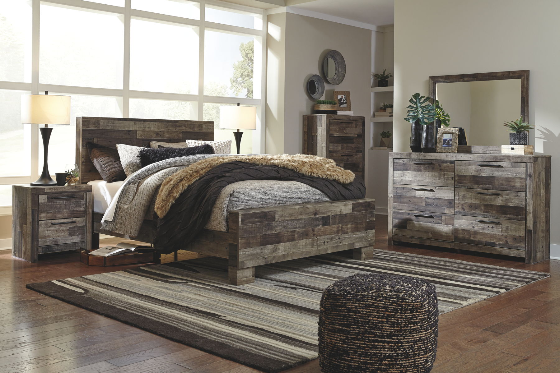 Derekson – Panel Bedroom Set