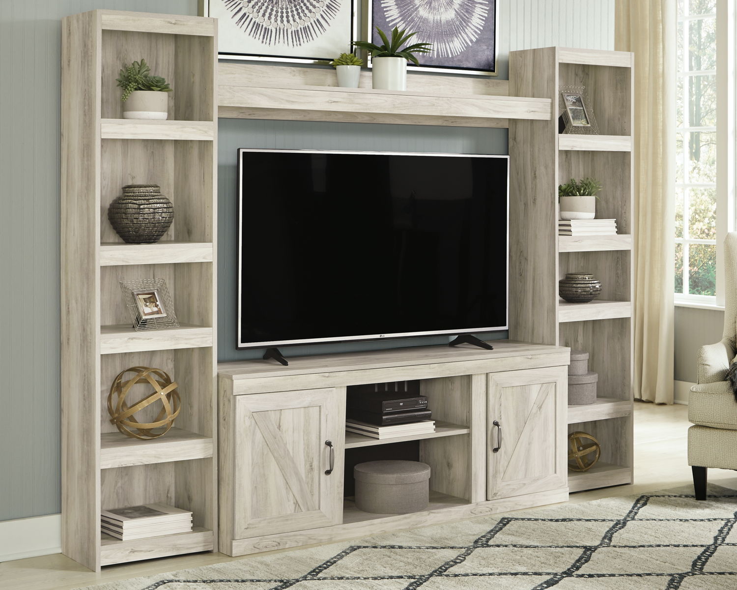 Bellaby – Entertainment Center